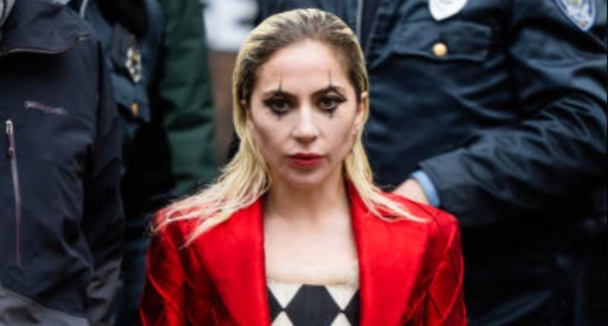 Lady Gaga小丑女造型曝光！「当众强吻围观女子」网看片场照惊呼事件来龙去脉