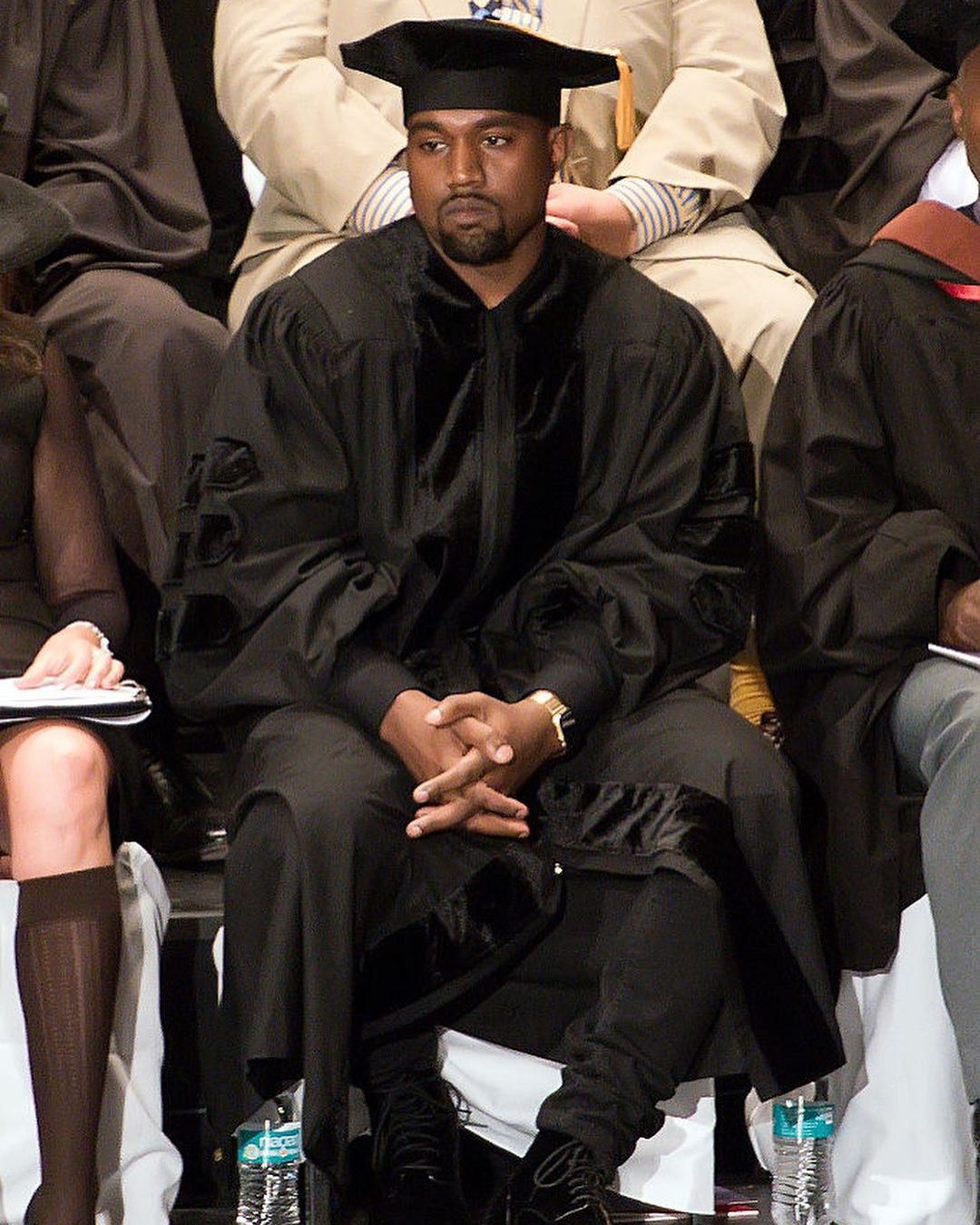 Kanye West替老婆做造型！透肤丝袜包全身「双峰外挂不遮点」网傻事件完整分析