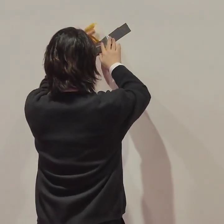 68万「香蕉」艺术品遭吃光！南韩大学生现场完食蕉皮贴回墙